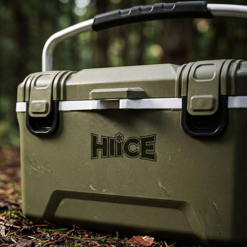 Cooler box HIICE X-ROVER 32L warna hijau di area hutan