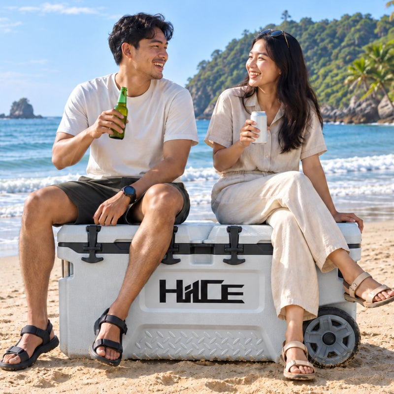 Pasangan bersantai di pantai bersama cooler box beroda HIICE
