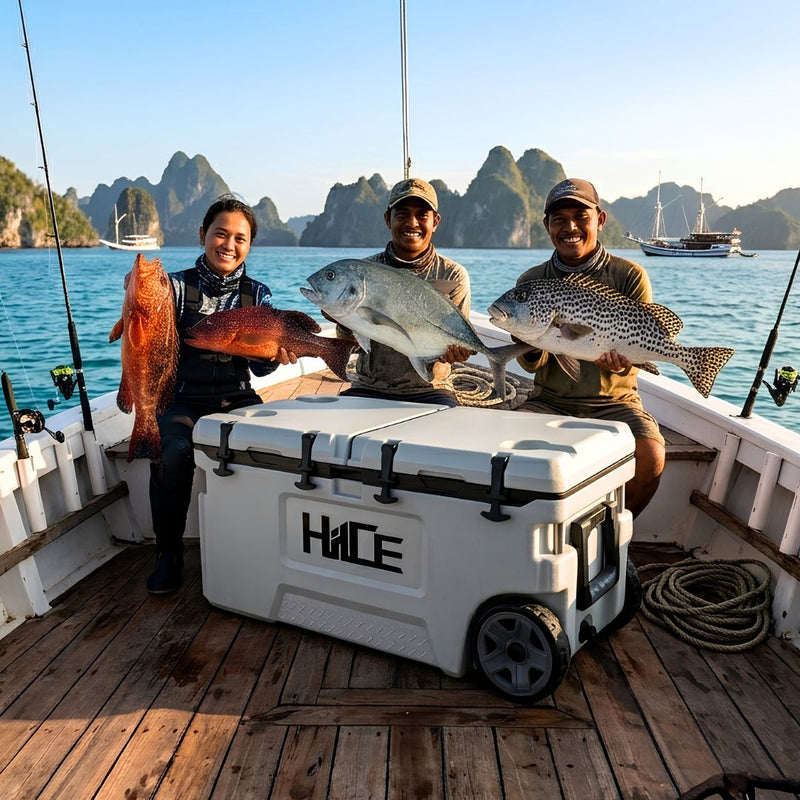 Tiga pemancing bersama hasil tangkapan dan cooler box beroda HIICE di atas kapal