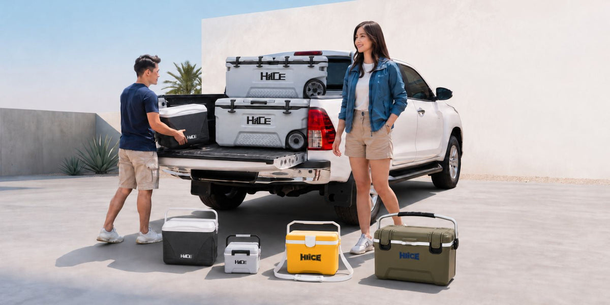 Pria dan wanita memuat berbagai cooler box HIICE berwarna hitam, putih, kuning, dan hijau olive ke bak mobil pickup di halaman rumah bergaya outdoor