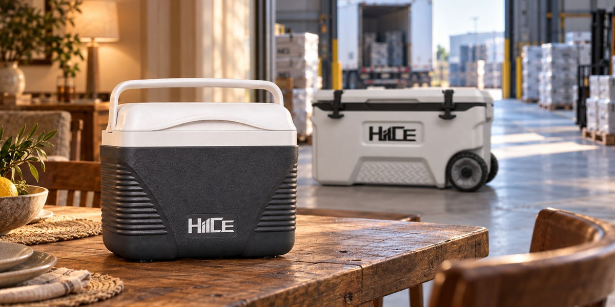 Cooler box HIICE HOME-CUBE 8L di meja makan rumah, dengan cooler box HIICE PRO-TITAN 50L beroda di gudang industri — tangguh dari skala rumah tangga sampai industri