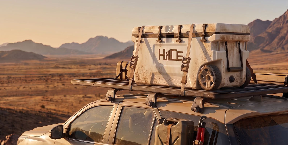 Cooler box HIICE 120L putih dengan tali pengikat, terpasang di roof rack mobil offroad di tengah lanskap gurun dan pegunungan