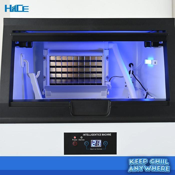 Bagian dalam ruang pembuat es dan panel kontrol HIICE FREEZE-SNOW